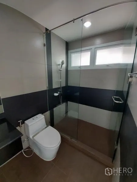 ทาวน์เฮาส์ ขายในWang Thonglang, Bangkok - ห้องน้ำสไตล์โมเดิร์น พร้อมส่วนอาบน้ำกระจกกั้น หน้าต่าง และผนังกระเบื้อง