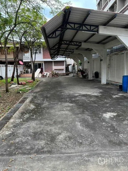 บ้าน ให้เช่าในSathon, Bangkok - ทางรถยนต์ยาวพร้อมโรงจอดรถมีหลังคาของบ้านเดี่ยวในสาทร กรุงเทพฯ