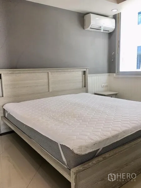 คอนโด ให้เช่าในKhlong Toei, Bangkok - ห้องนอนที่สอง ผนังเทาและเครื่องปรับอากาศ