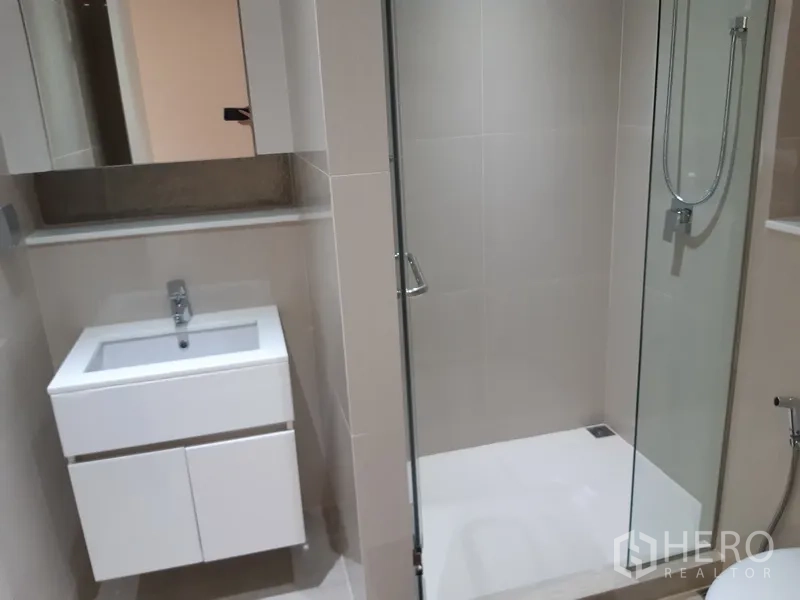 คอนโด ให้เช่าในWatthana, Bangkok - ห้องน้ำทันสมัยพร้อมตู้กระจกกั้นอาบน้ำและอ่างล้างหน้า