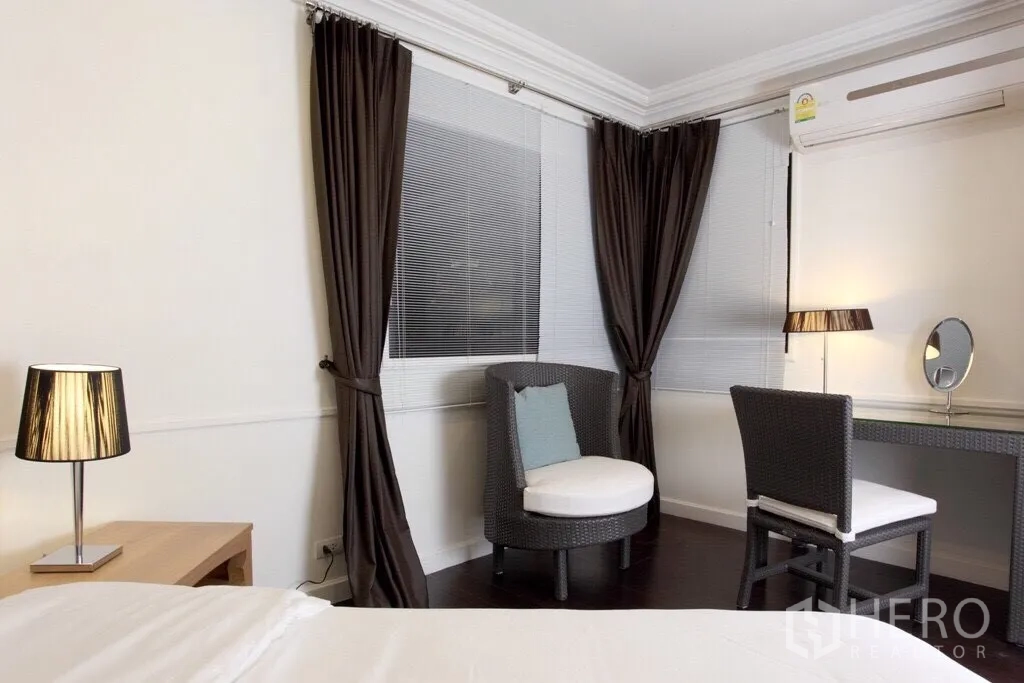 คอนโด ให้เช่าในSathon, Bangkok - มุมห้องนอนพร้อมโต๊ะเครื่องแป้ง เก้าอี้เลานจ์ทรงกลม และผ้าม่านทึบแสง