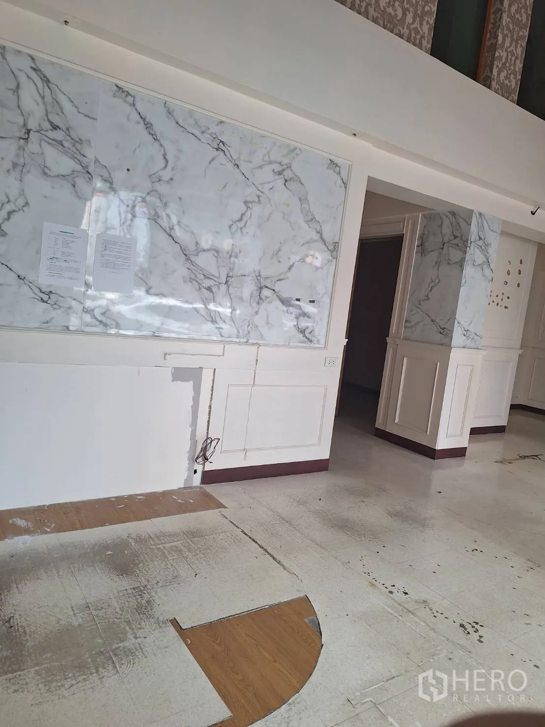 พื้นที่ขายปลีก ให้เช่าในWatthana, Bangkok - ผนังด้านหน้าติดแผงลายหินอ่อนขนาดใหญ่ พื้นเตรียมสำหรับปูใหม่
