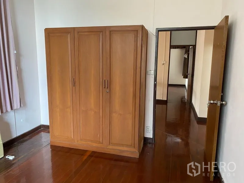 บ้าน ให้เช่าในKhlong Toei, Bangkok - ห้องนอนชั้นบนมีตู้เสื้อผ้าไม้ตั้งพื้นและพื้นไม้ขัดเงา