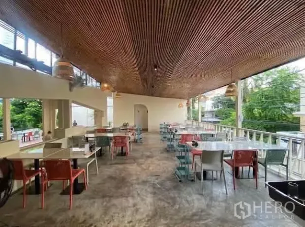 พื้นที่ขายปลีก ให้เช่าในSathon, Bangkok - พื้นที่รับประทานชั้นบนแบบกึ่งเปิด หลังคาไม้ระแนง โต๊ะหลายชุด มองเห็นต้นไม้