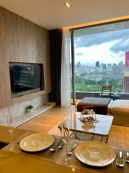 公寓 出租或出售在Bang Rak, Bangkok - 客餐厅一体，落地窗与城市天际线景观