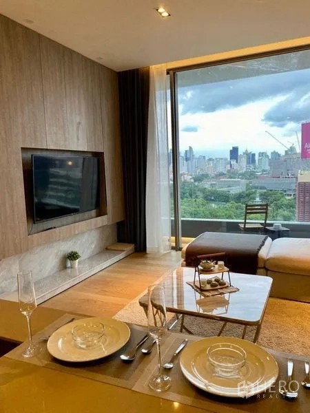 公寓 出租或出售在Bang Rak, Bangkok - 客餐厅一体，落地窗与城市天际线景观