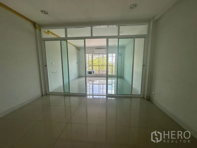 带办公室的家 出租在Bang Na, Bangkok - 玻璃隔断房，通往面向阳台的区域。