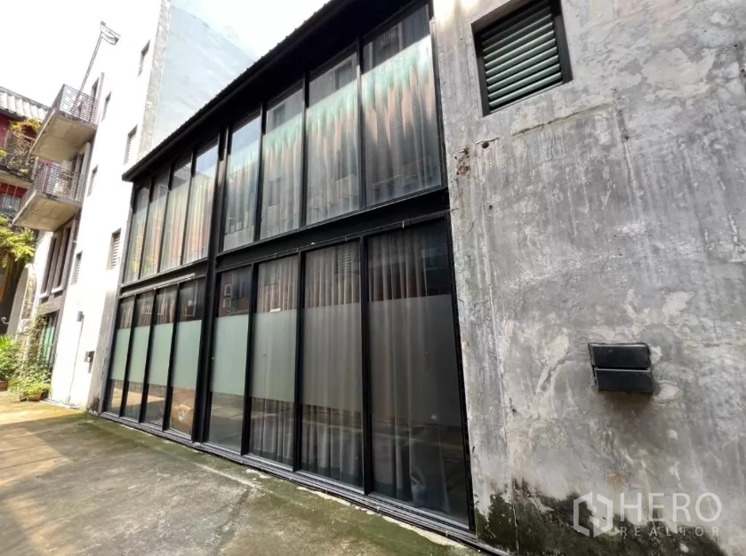 สำนักงานที่บ้าน ให้เช่าในPathum Wan, Bangkok - ด้านหน้าอาคารโฮมออฟฟิศ 4 ชั้น กระจกสูงกรอบสีดำ