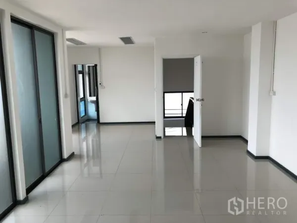 货栈 出租或出售在Lam Luk Ka, Pathum Thani - 明亮办公室，瓷砖地面，磨砂玻璃门与窗户。