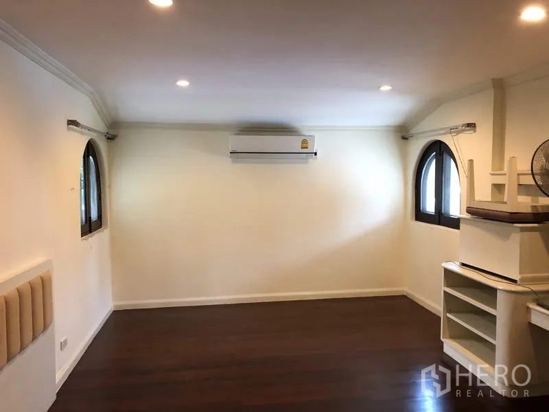 บ้าน ให้เช่าในKhan Na Yao, Bangkok - ห้องนอนอบอุ่น มีหน้าต่างโค้ง เครื่องปรับอากาศ และไฟดาวน์ไลต์.