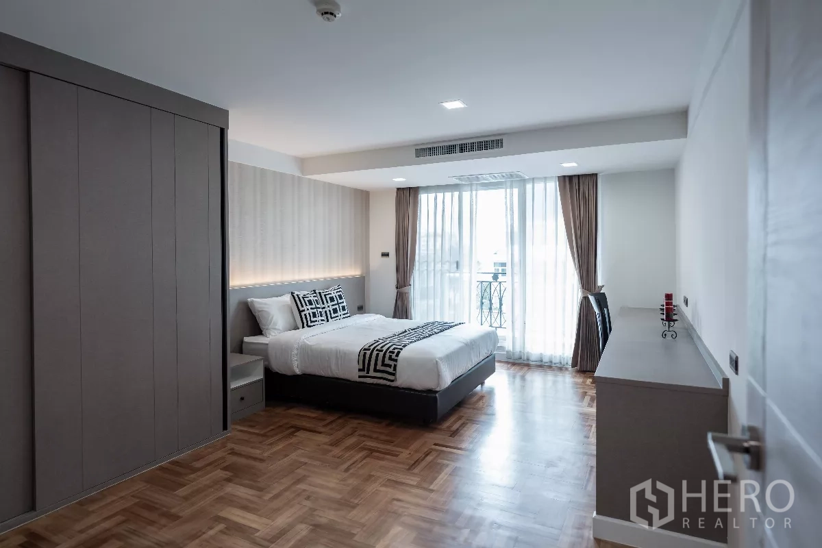 Apartment for rent - Spacious bedroom with double bed, large wardrobe and balcony access.