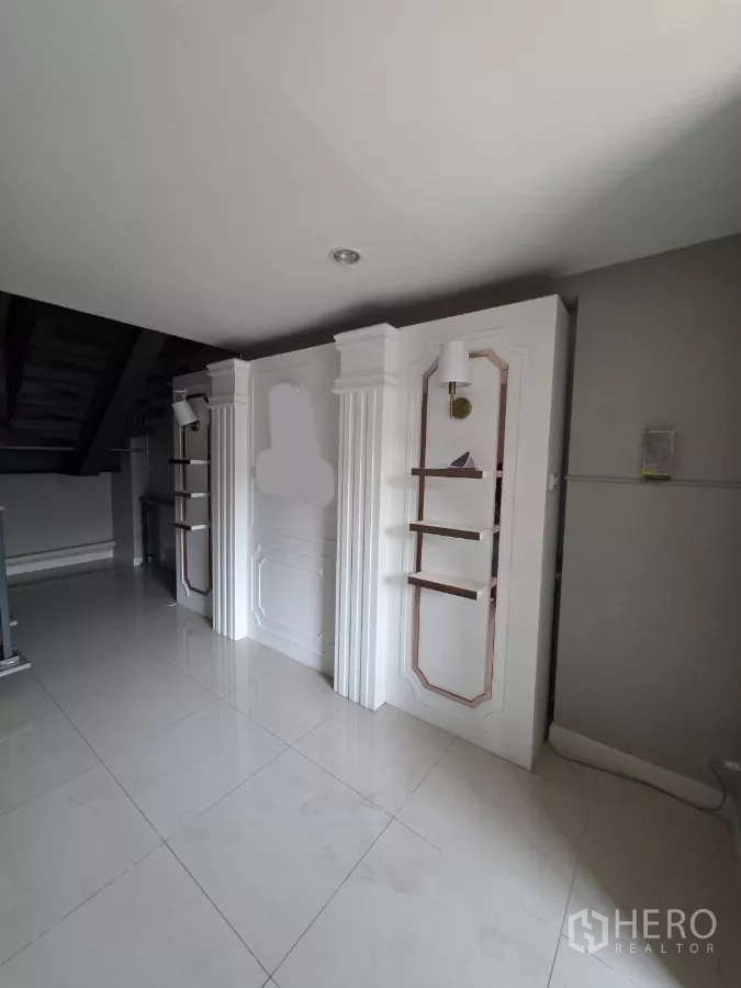 Home Office for rent in Pak Kret, Nonthaburi - Upper floor landing featuring decorative white built-ins and glossy tile flooring.