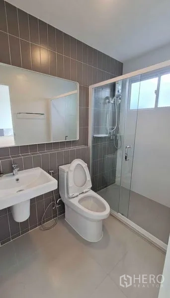 ทาวน์เฮาส์ ให้เช่าในPrawet, Bangkok - ห้องน้ำสมัยใหม่พร้อมอ่างล้างหน้า โถสุขภัณฑ์ และตู้ shower กระจก.