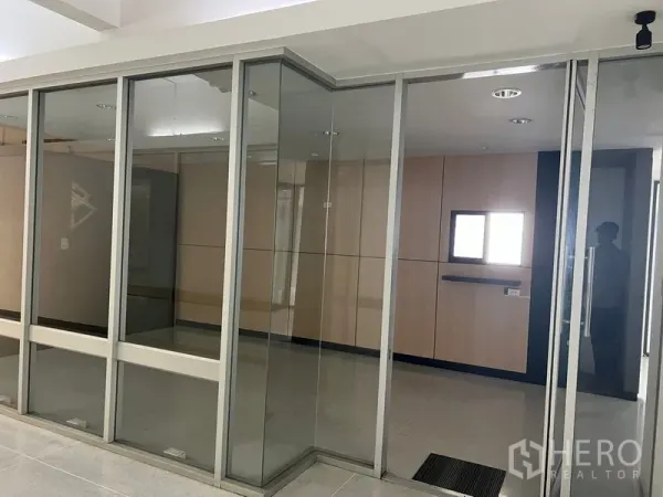 Office Space for rent in Mueang Samut Prakan, Samut Prakan - Glass‑walled meeting room with sliding doors and light wood paneling.