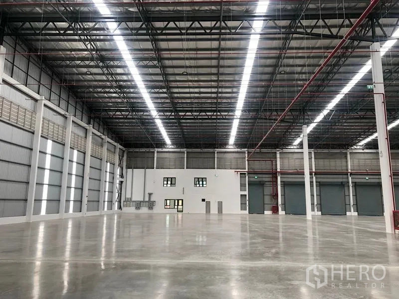 工厂 出租在Wang Noi, Phra Nakhon Si Ayutthaya - 工厂内部带白色办公室区、电控柜与卷帘门
