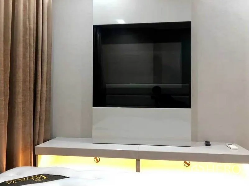 คอนโด ให้เช่าหรือขายในPhaya Thai, Bangkok - ชั้นวางทีวีติดผนังและคอนโซลไฟส่องซ่อนในห้องนอน