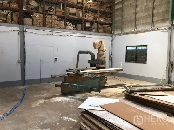 货栈 出租在Khlong Sam Wa, Bangkok - 混凝土地面作业区，配工业锯及墙面储物架。