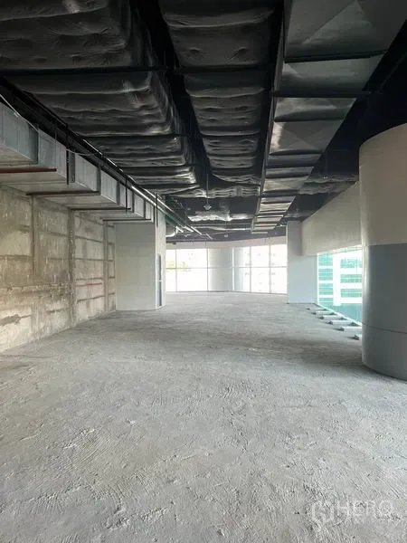 零售空间 出租在Bang Rak, Bangkok - 毛坯零售楼层，外露空调管线与转角落地窗，位于Silom商圈。