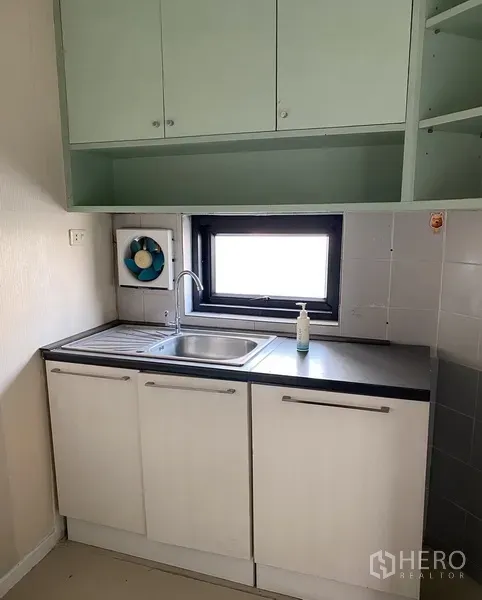 办公空间 出租在Din Daeng, Bangkok - 紧凑茶水间，水槽、黑色台面、白色下柜与绿色吊柜及窗户