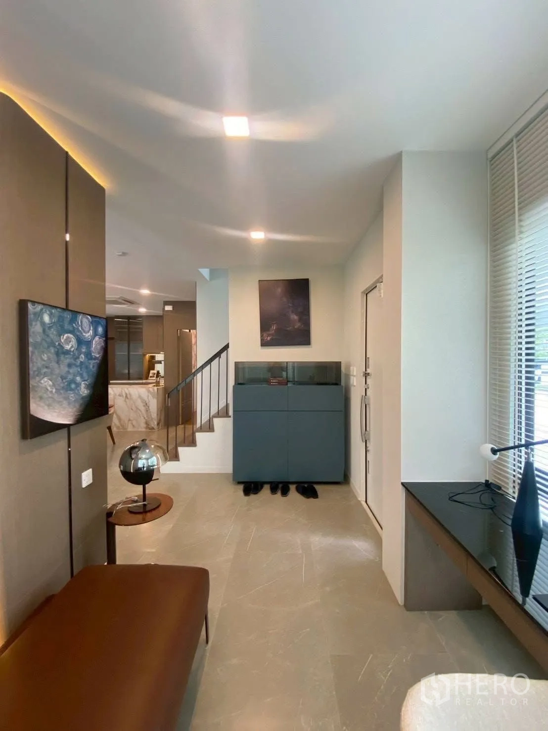 Detached House for rent in Bang Phli, Samut Prakan - Entry hall with bench, console and staircase leading upstairs.