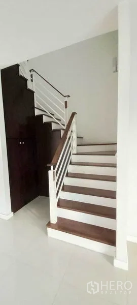 ทาวน์เฮาส์ ขายในMueang Pathum Thani, Pathum Thani - บันไดลูกนอนไม้ ราวสีขาว พร้อมตู้เก็บของใต้บันได
