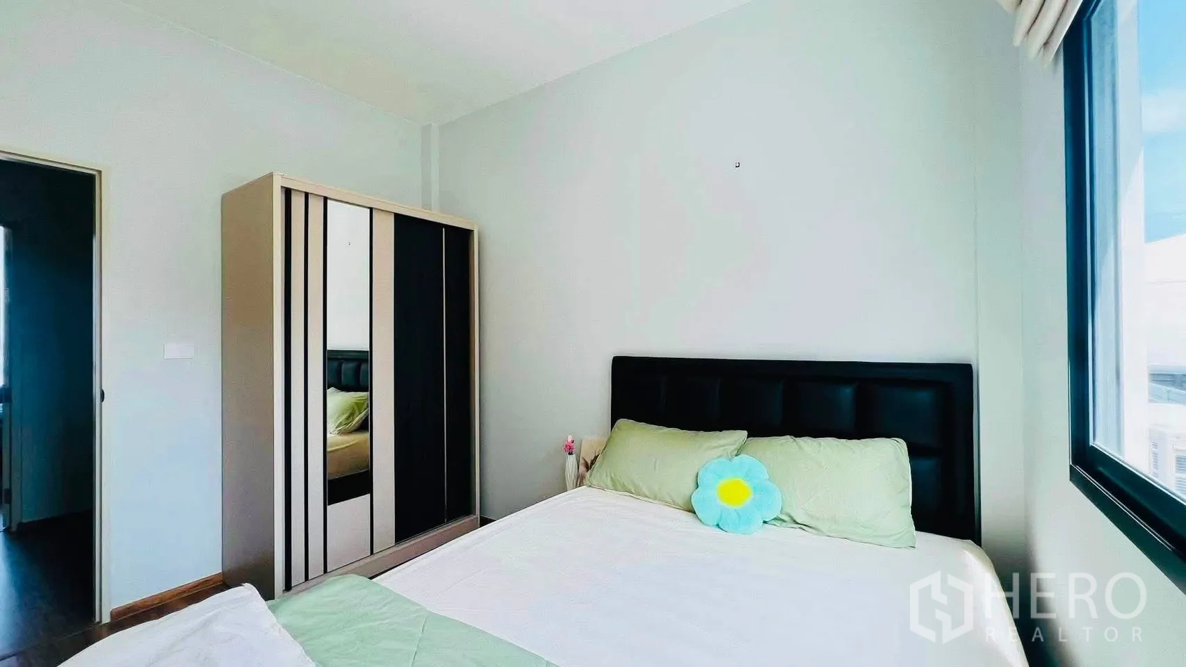 ทาวน์เฮาส์ for rent in Bang Phli, Samut Prakan - ห้องนอนเตียงคู่ ตู้เสื้อผ้าบานกระจก และหน้าต่างบานใหญ่