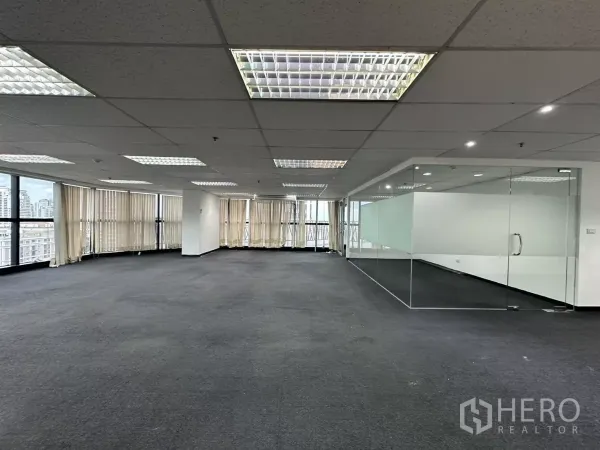 สำนักงาน ให้เช่าในWatthana, Bangkok - พื้นที่ออฟฟิศกว้างพร้อมหน้าต่างรอบด้านและผนังกระจกยาว