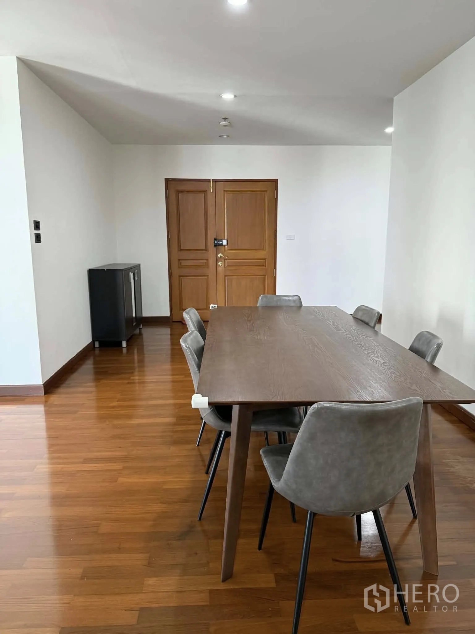 公寓 for rent in Pathum Wan, Bangkok - 用餐区配木质餐桌与六把灰色餐椅，铺设木地板。