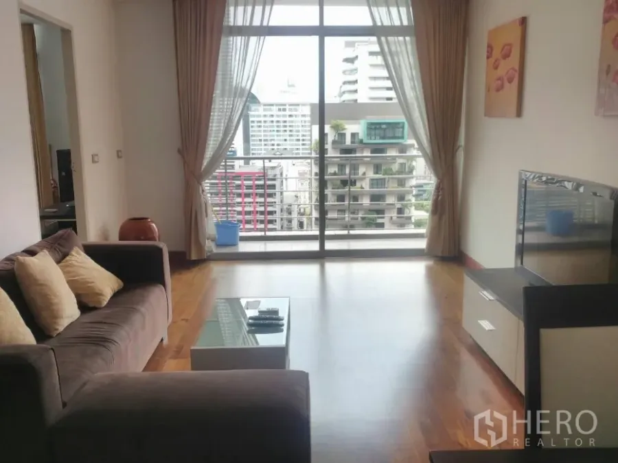 Condominium for rent in Watthana, Bangkok - Bright living room with sofa, TV console and a balcony offering city views in an Asok condo