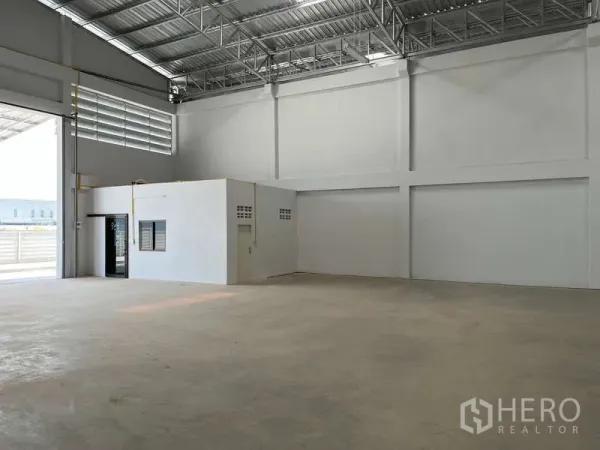 คลังสินค้า ให้เช่าในSam Phran, Nakhon Pathom - มุมมองภายในเน้นออฟฟิศบล็อกในตัว ผนังสูง ช่องระบายอากาศ และพื้นที่โหลดกว้าง