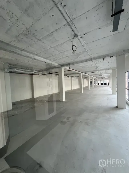 พื้นที่ขายปลีก ให้เช่าในWatthana, Bangkok - ภายในสภาพเปลือกอาคาร เพดานเปลือยพร้อมเสาแบ่งจังหวะ