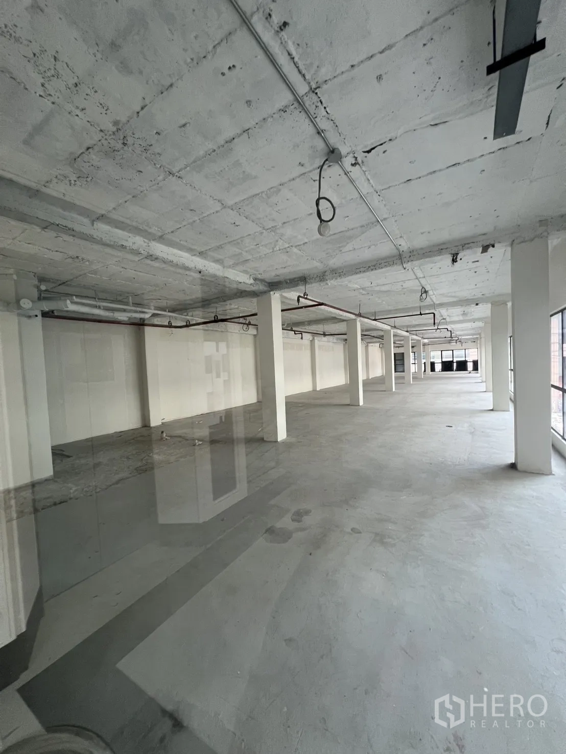 พื้นที่ขายปลีก ให้เช่าในWatthana, Bangkok - ภายในสภาพเปลือกอาคาร เพดานเปลือยพร้อมเสาแบ่งจังหวะ