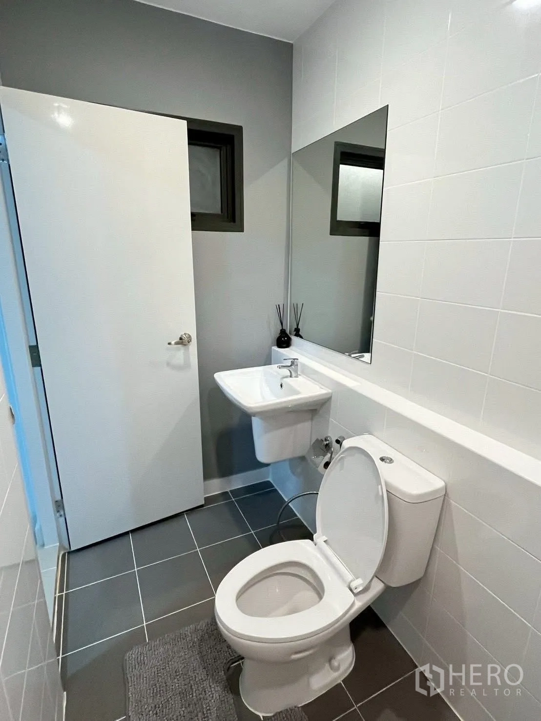 联排别墅 for rent in Bang Phli, Samut Prakan - 第二浴室，灰白色地墙砖，带洗手盆与马桶。