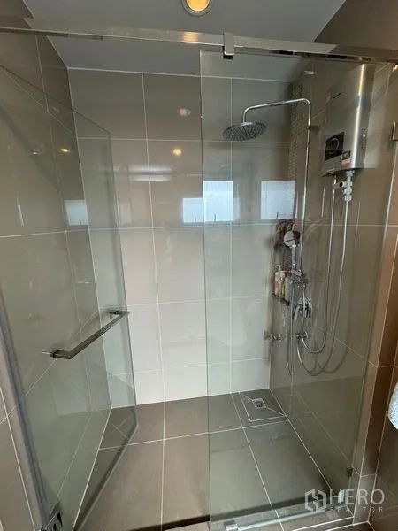 Detached House for rent in Prawet, Bangkok - Modern bathroom with glass-enclosed rain shower.