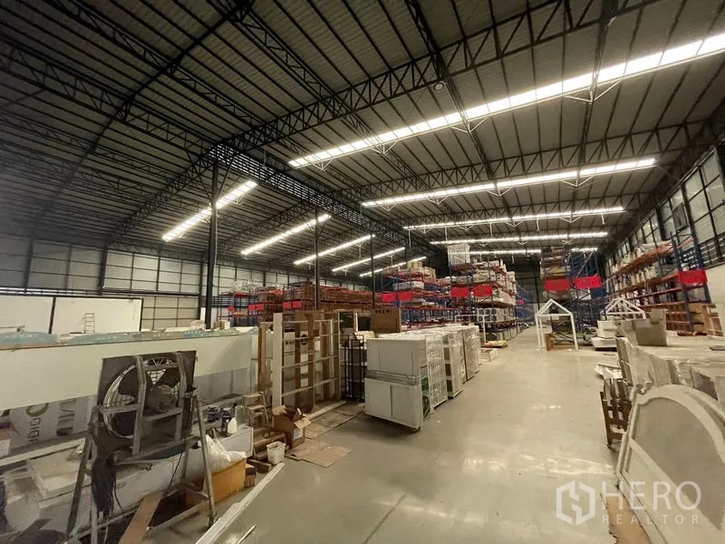 คลังสินค้า ให้เช่าในLat Krabang, Bangkok - ภายในโกดังพื้นที่กว้าง เพดานสูง ชั้นวางสูง และพื้นคอนกรีตขัดมัน.