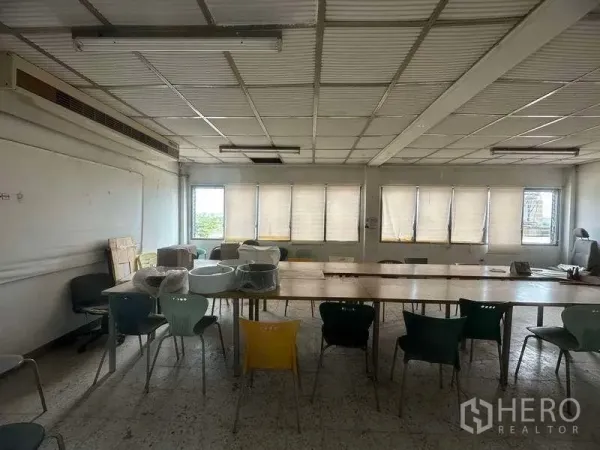 工厂 出租在Sai Noi, Nonthaburi - 简洁的会议室/办公室，长桌、多把椅子与带百叶的窗户。