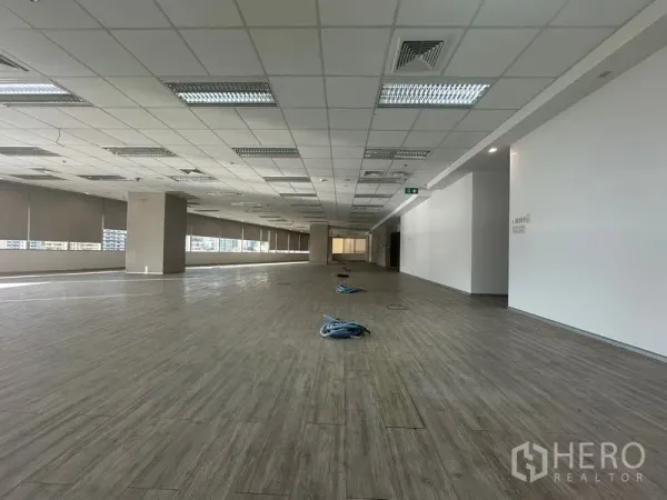 สำนักงาน ให้เช่าในKhlong Toei, Bangkok - ชั้นสำนักงานเปิดโล่งกว้าง พื้นลายไม้ ฝ้าเพดาน และแนวหน้าต่างยาว ในคลองเตย