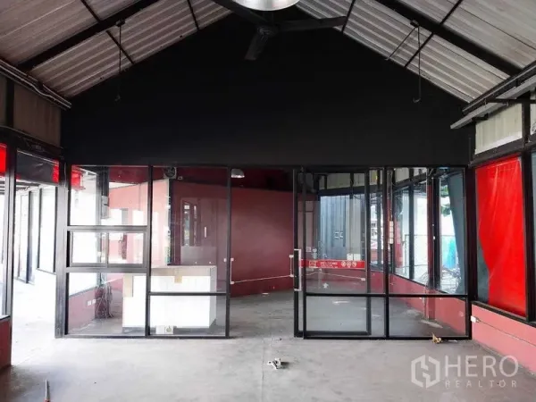 零售空间 出租在Khlong Toei, Bangkok - 开放式零售空间，玻璃入口、红色特色墙与环绕落地窗。