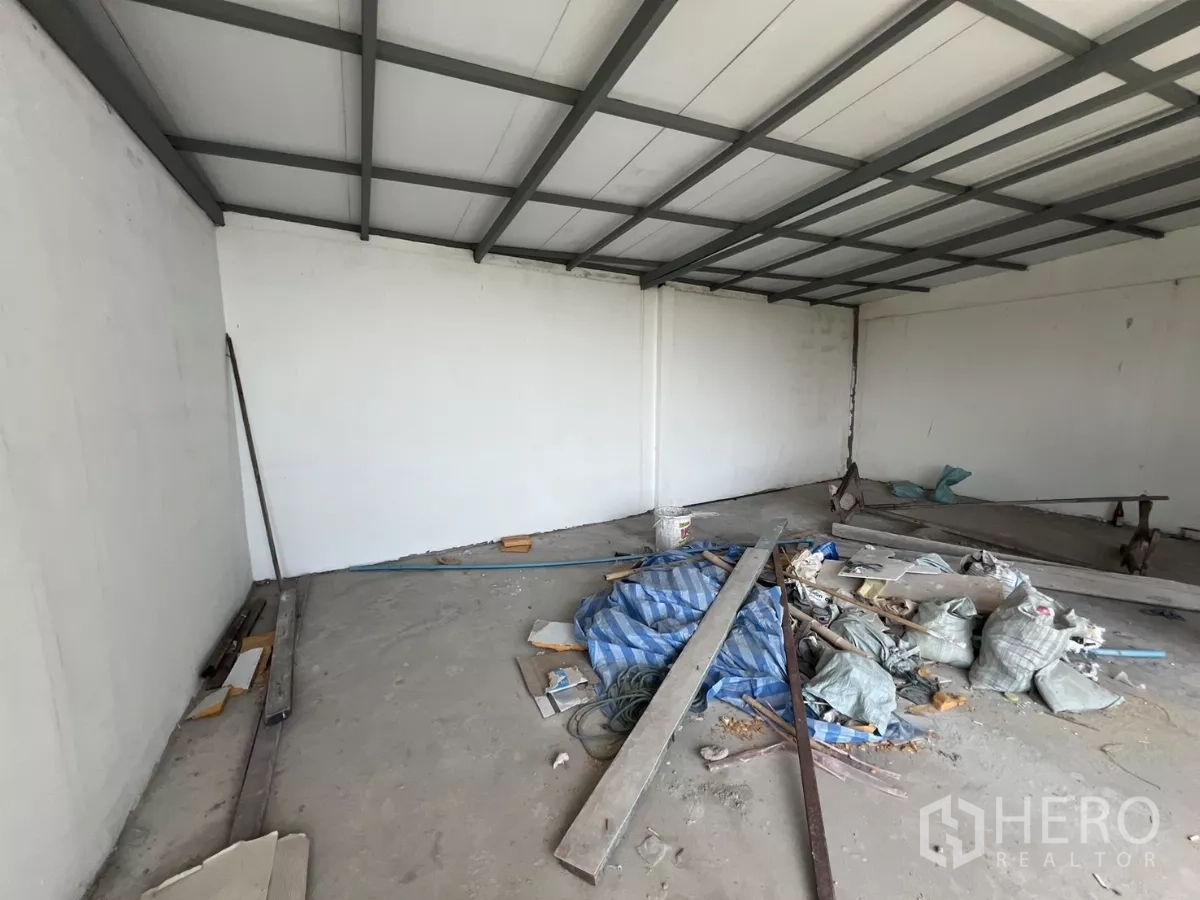 店屋 出售在Suan Luang, Bangkok - 顶层在新屋面下，地面存放翻新材料。