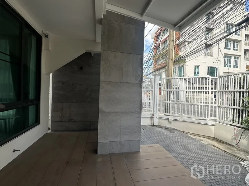 ทาวน์เฮาส์ ให้เช่าในWatthana, Bangkok - เฉลียงหน้าบ้านมีหลังคา มองออกสู่ทางรถเข้าแบบมีรั้ว