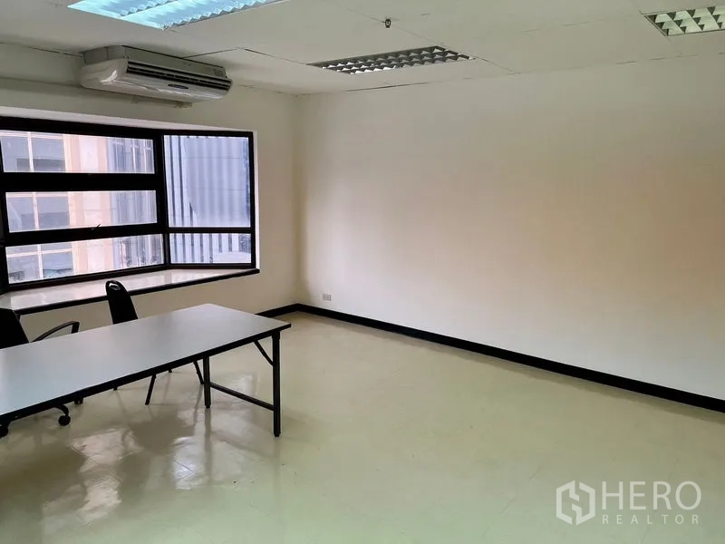 办公空间 出租在Pathum Wan, Bangkok - 独立办公室，设大窗、分体空调和书桌