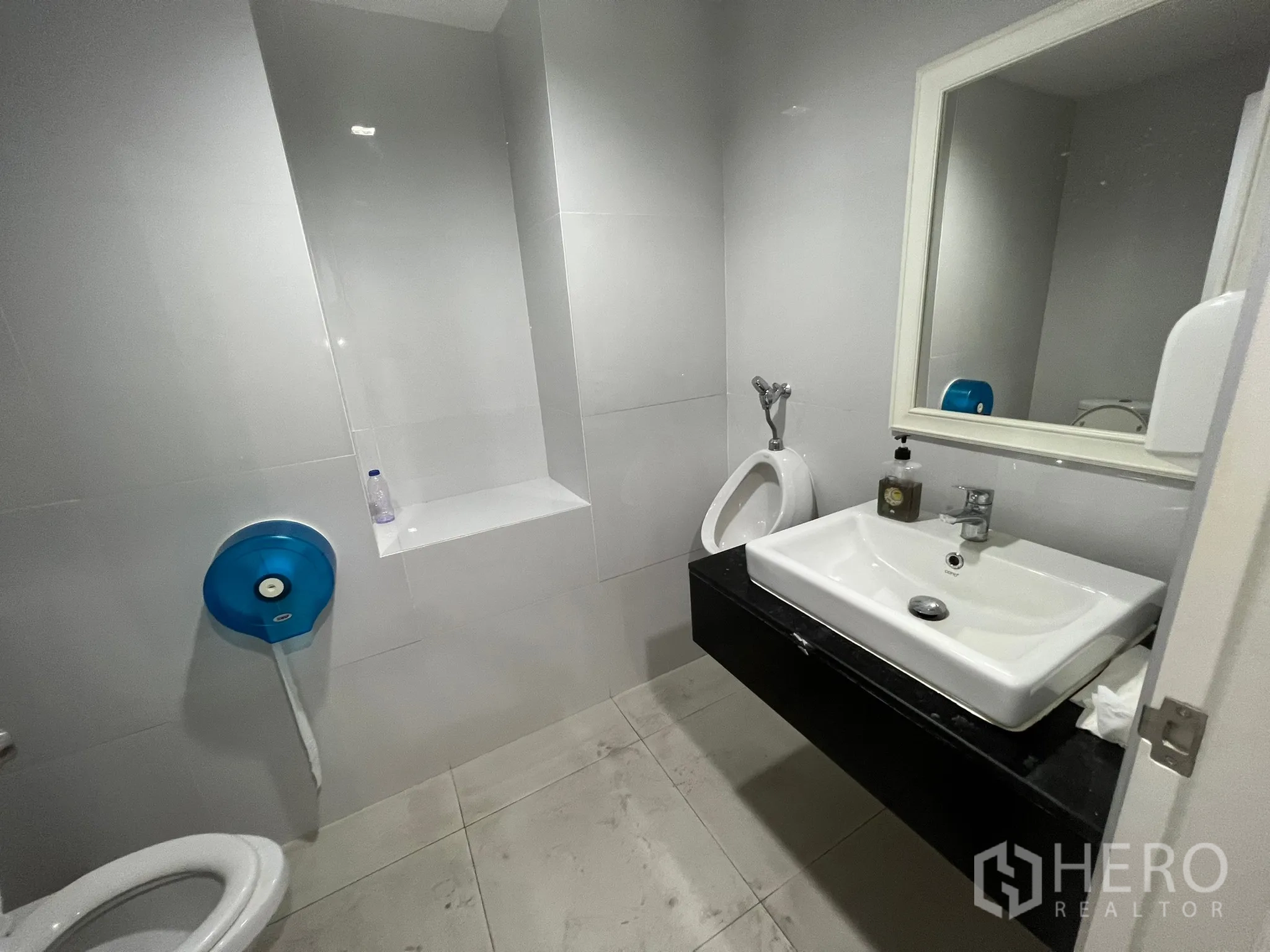 พื้นที่ขายปลีก ให้เช่าในWatthana, Bangkok - ห้องน้ำรวมสะอาด มีโถสุขภัณฑ์ โถปัสสาวะ กระจกบานใหญ่ และอ่างล้างหน้า