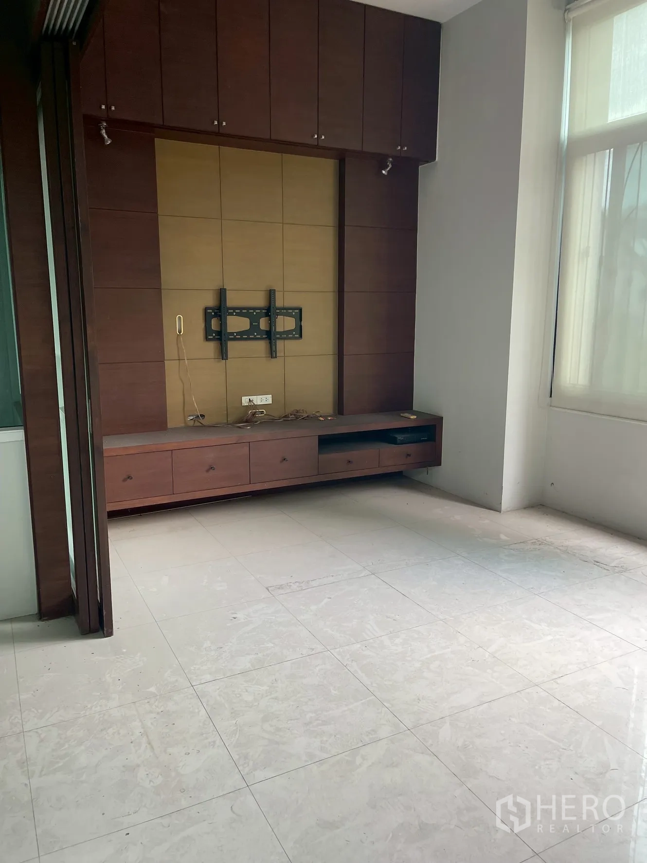 带办公室的家 出租在Wang Thonglang, Bangkok - 可作会议室的空间，内置电视墙与储物柜