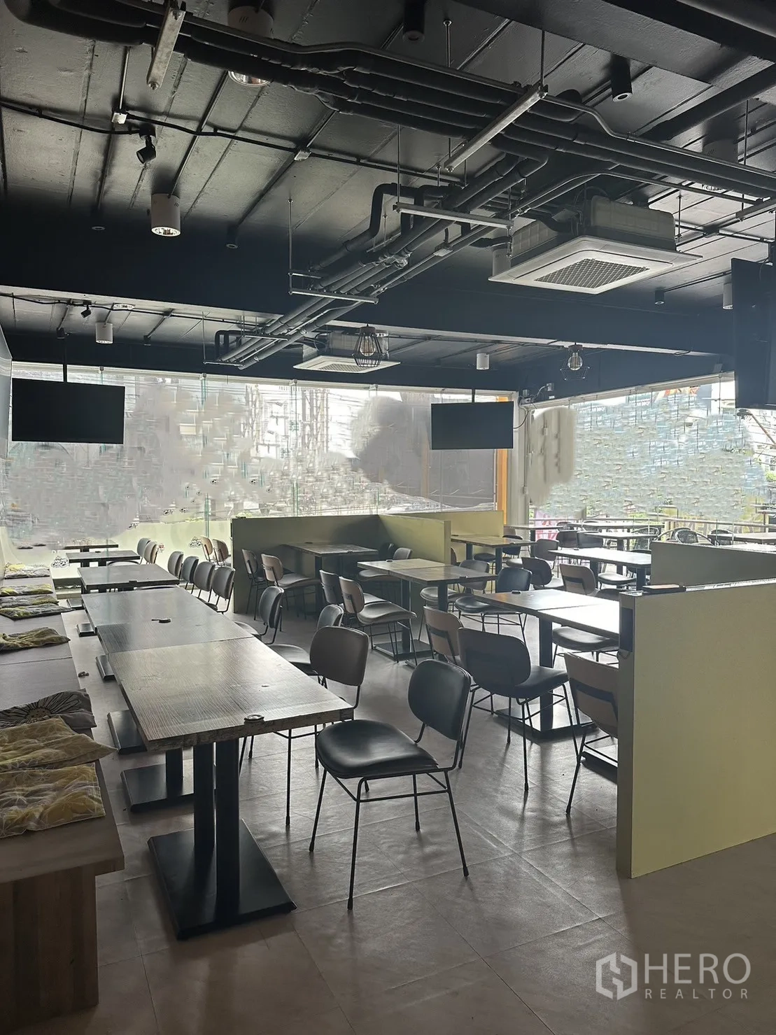 零售空间 出租在Khlong Toei, Bangkok - 开放式天花就餐区，外露管线、吊顶空调与多组餐桌。