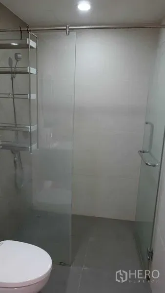 คอนโด ให้เช่าในPhaya Thai, Bangkok - ห้องน้ำสไตล์โมเดิร์น พร้อมตู้กระจก ชั้นวาง และโถสุขภัณฑ์ ในคอนโดพญาไทใกล้ BTS อารีย์