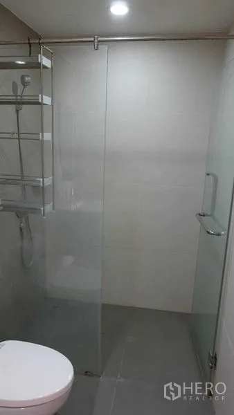 คอนโด ให้เช่าในPhaya Thai, Bangkok - ห้องน้ำสไตล์โมเดิร์น พร้อมตู้กระจก ชั้นวาง และโถสุขภัณฑ์ ในคอนโดพญาไทใกล้ BTS อารีย์