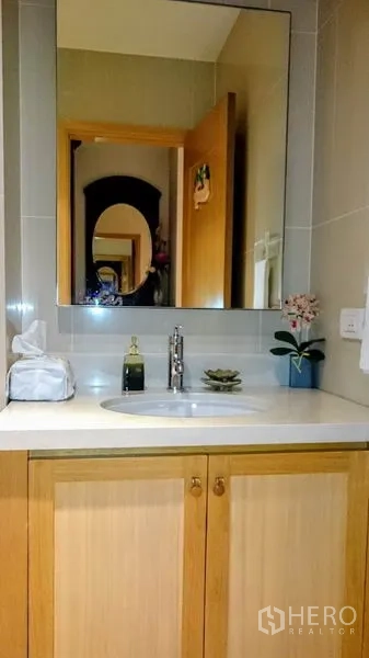 คอนโด ให้เช่าในKhlong Toei, Bangkok - เคาน์เตอร์อ่างล้างหน้า พร้อมกระจกบานใหญ่และตู้ไม้