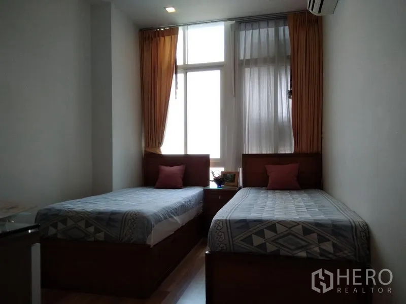 คอนโด ให้เช่าในWatthana, Bangkok - ห้องนอนรองเตียงเดี่ยวคู่ โต๊ะหัวเตียง และหน้าต่างสูงพร้อมผ้าม่าน