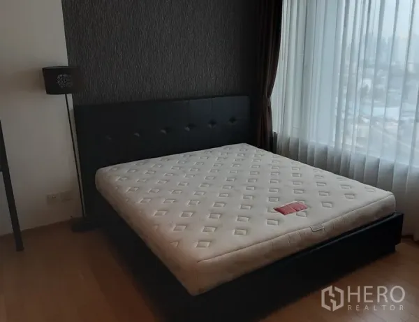 คอนโด ให้เช่าในKhlong Toei, Bangkok - ห้องนอนพร้อมเตียงบุนวม หน้าต่างบานใหญ่วิวเมือง และพื้นไม้