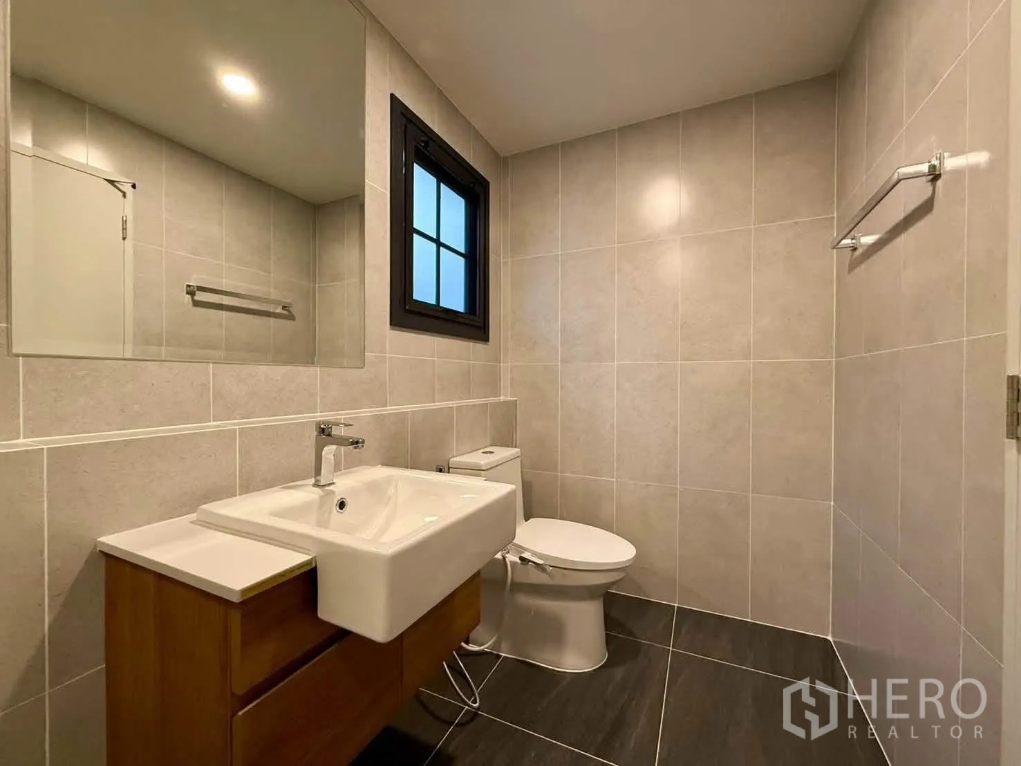 独栋房屋 for rent in Bang Phli, Samut Prakan - 现代卫浴，大镜子、壁挂洗手台、坐便与灰色瓷砖。